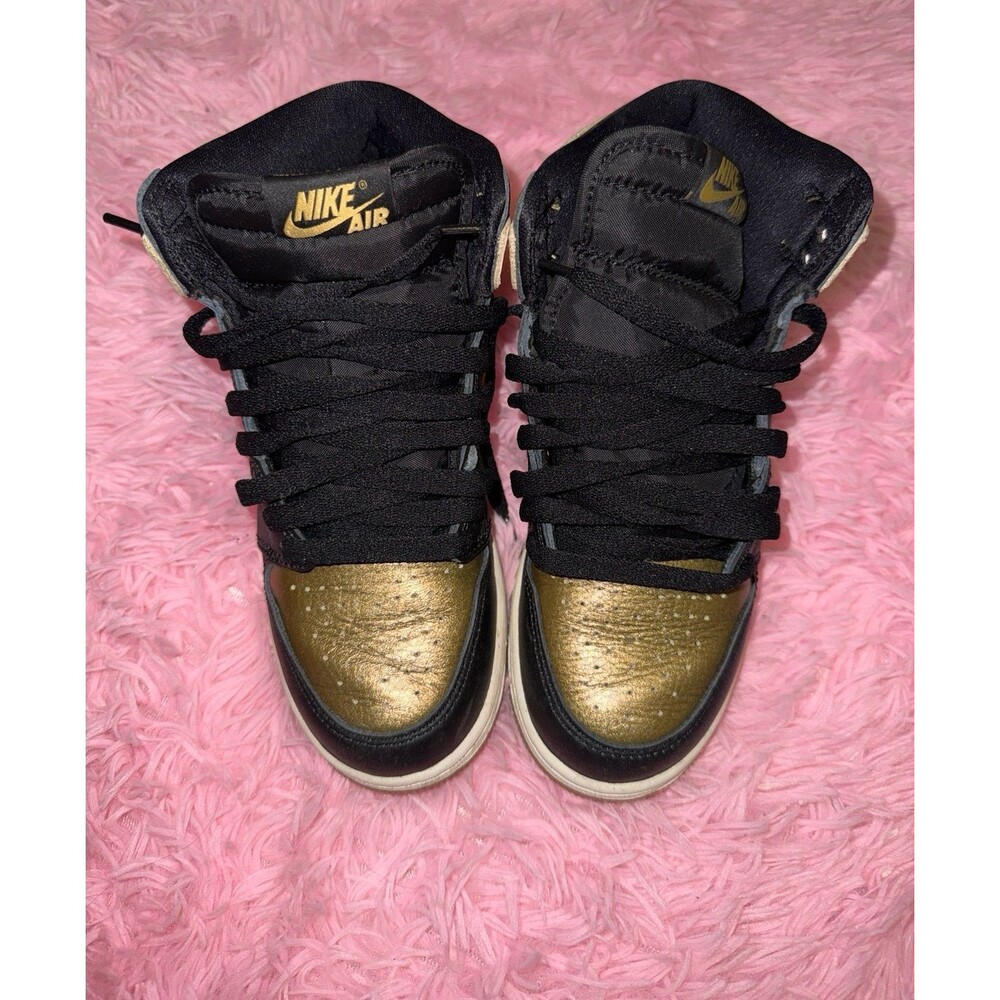 Nike Air Jordan 1 Retro High OG “Black & Metallic Gold” size 4y